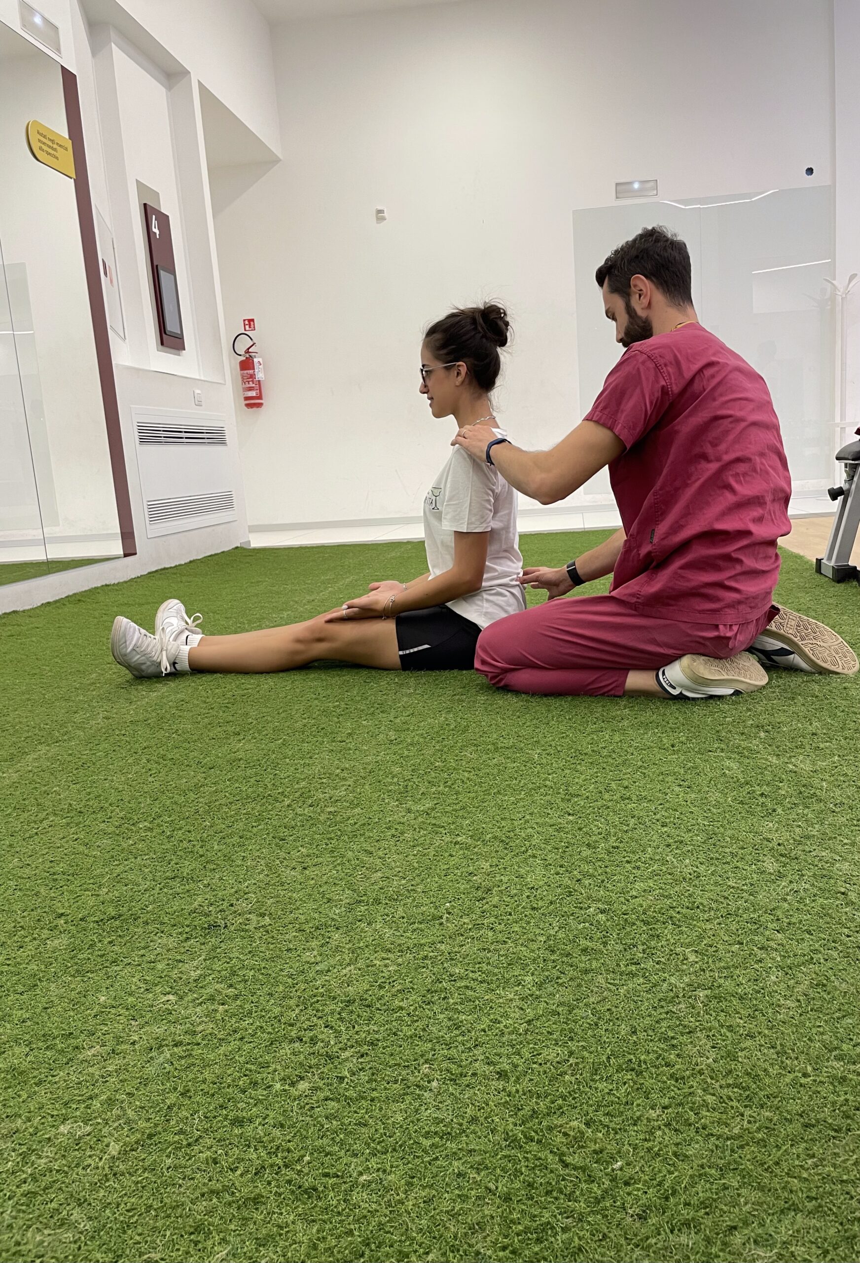 Nicola Zampieri, chinesiologo e personal trainer, al lavoro con un cliente